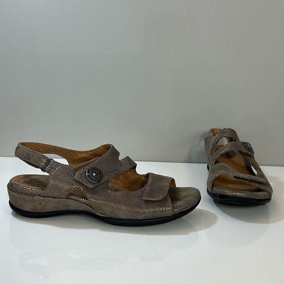 Clarks Tiffani Aldora Embossed Leather Sandals Size 8 - Picture 1 of 16